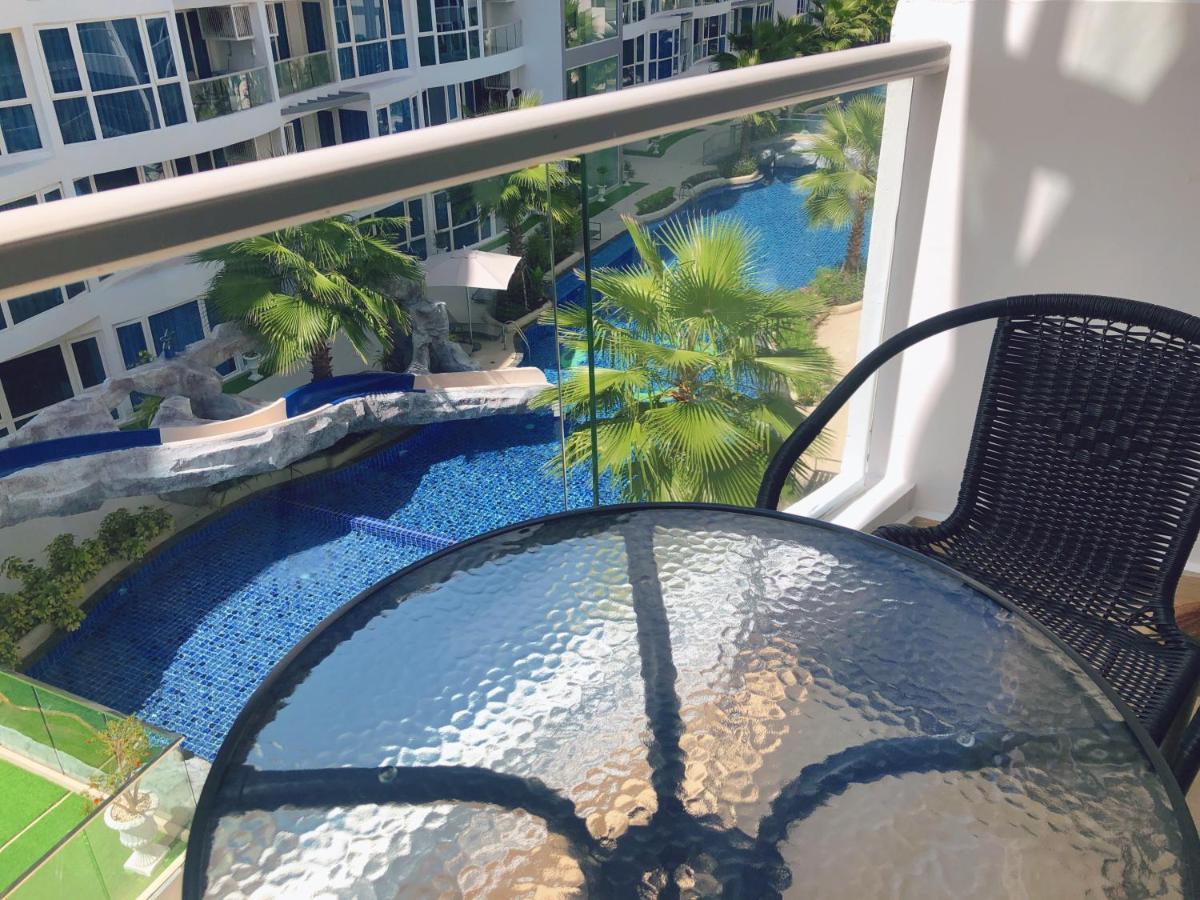Apartment with Pool View