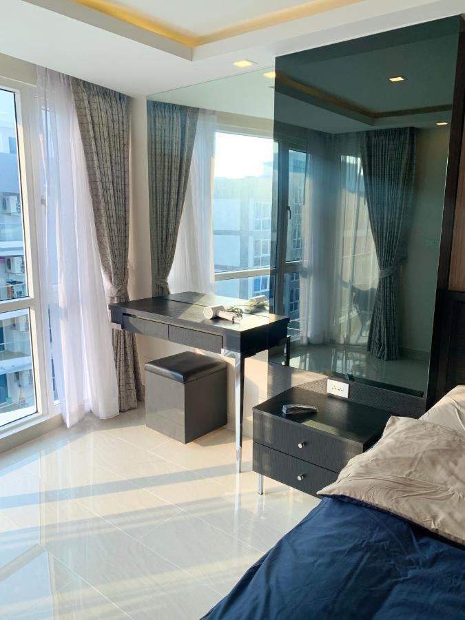 Apartment with Pool View