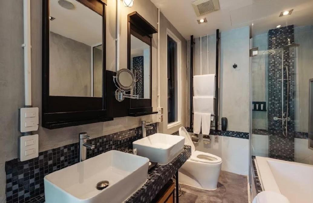 Deluxe King Room Pool Access