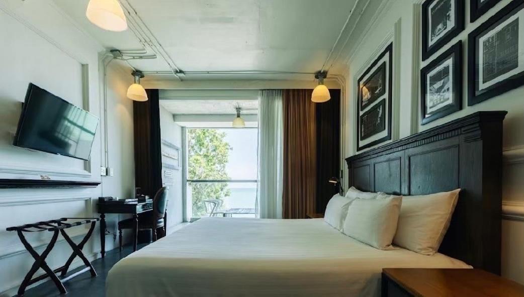 Deluxe Ocean View Twin Bed