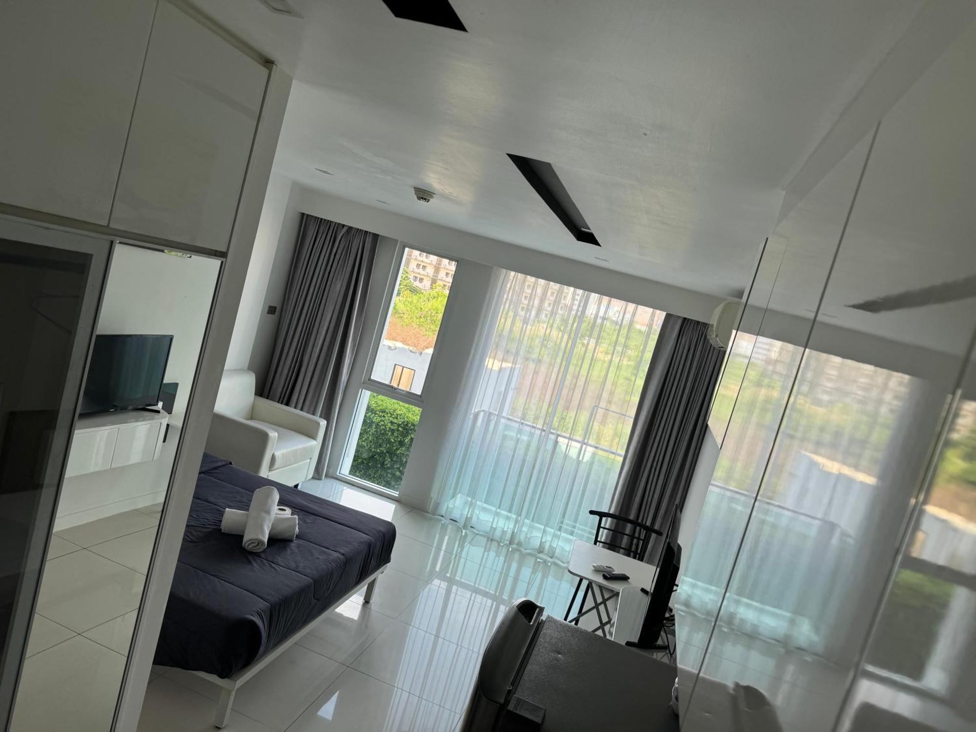 Deluxe Studio