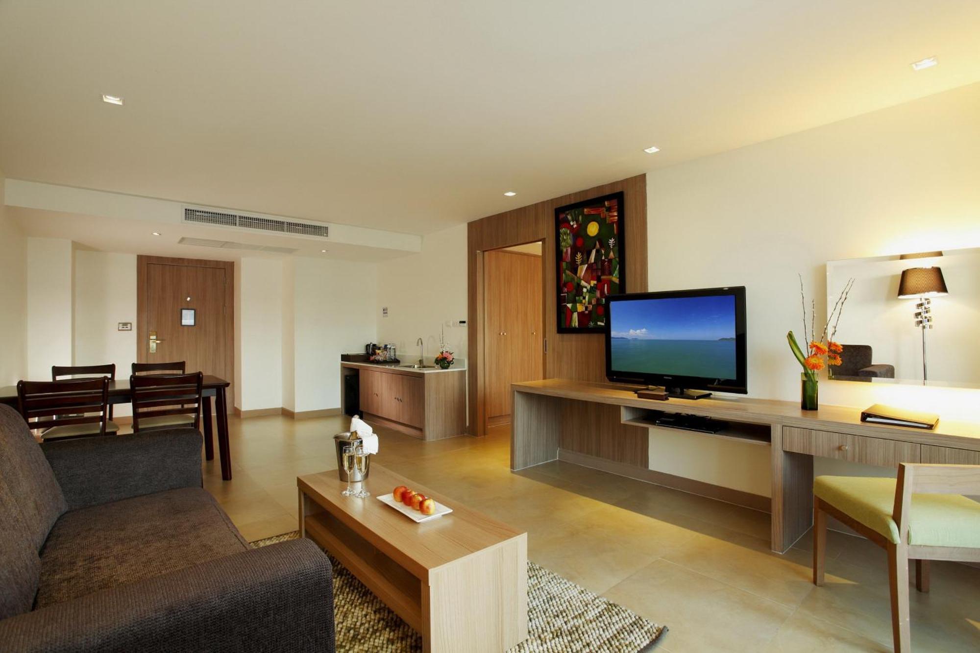 CENTARA 1 BEDROOM SUITE KINGSOFA BED