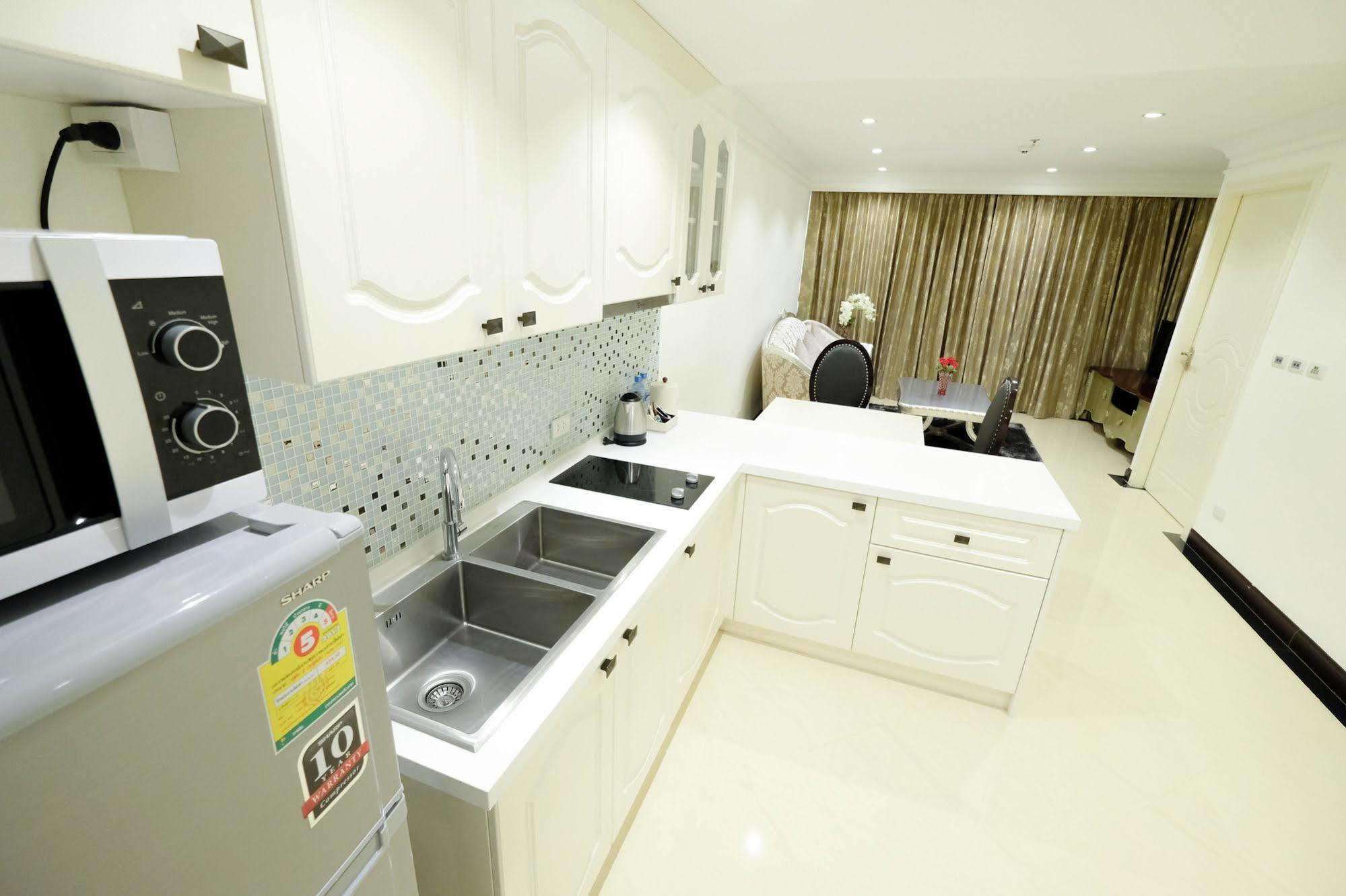 One-Bedroom Suite City View