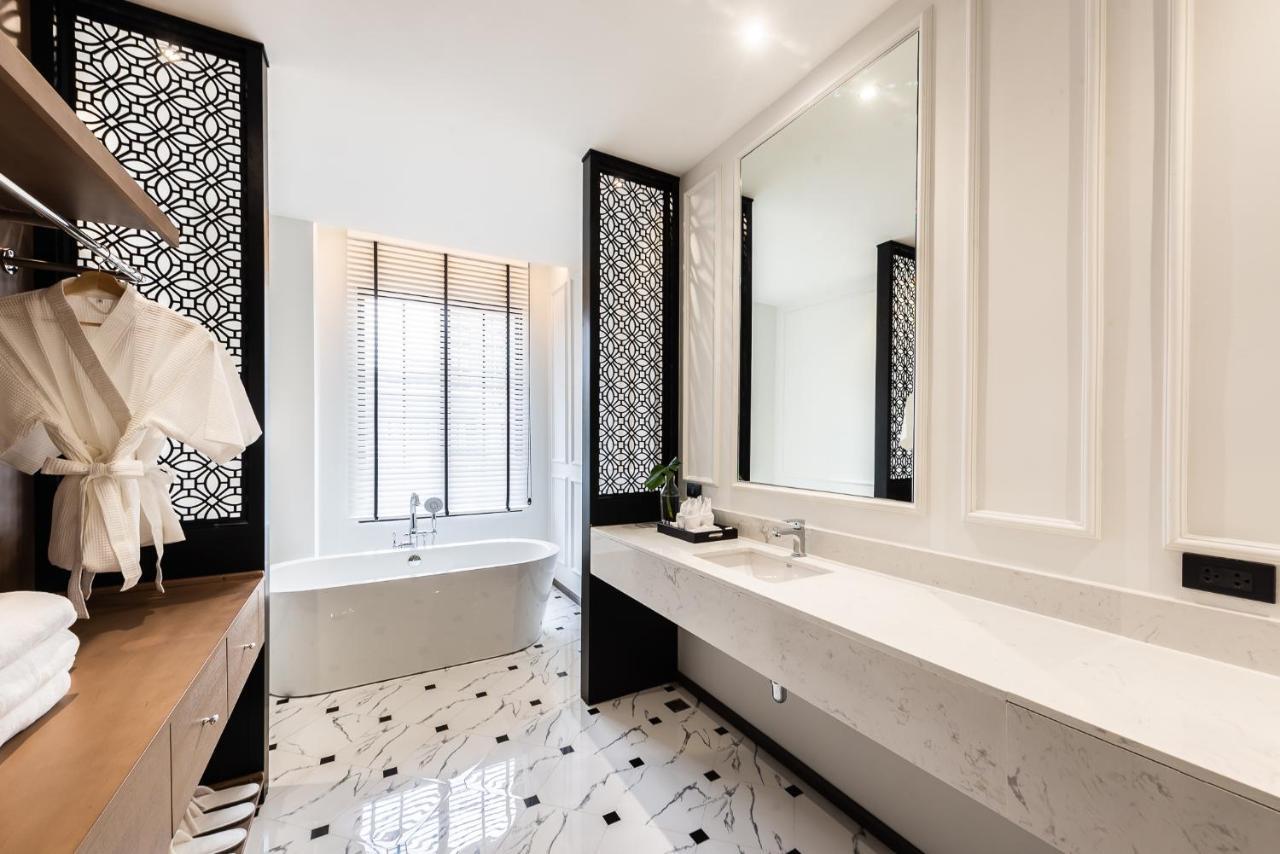 Honeymoon Suite