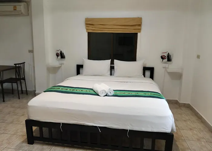 Phratamnak Inn - 100 Meter From Beach Pattaya, Thailand